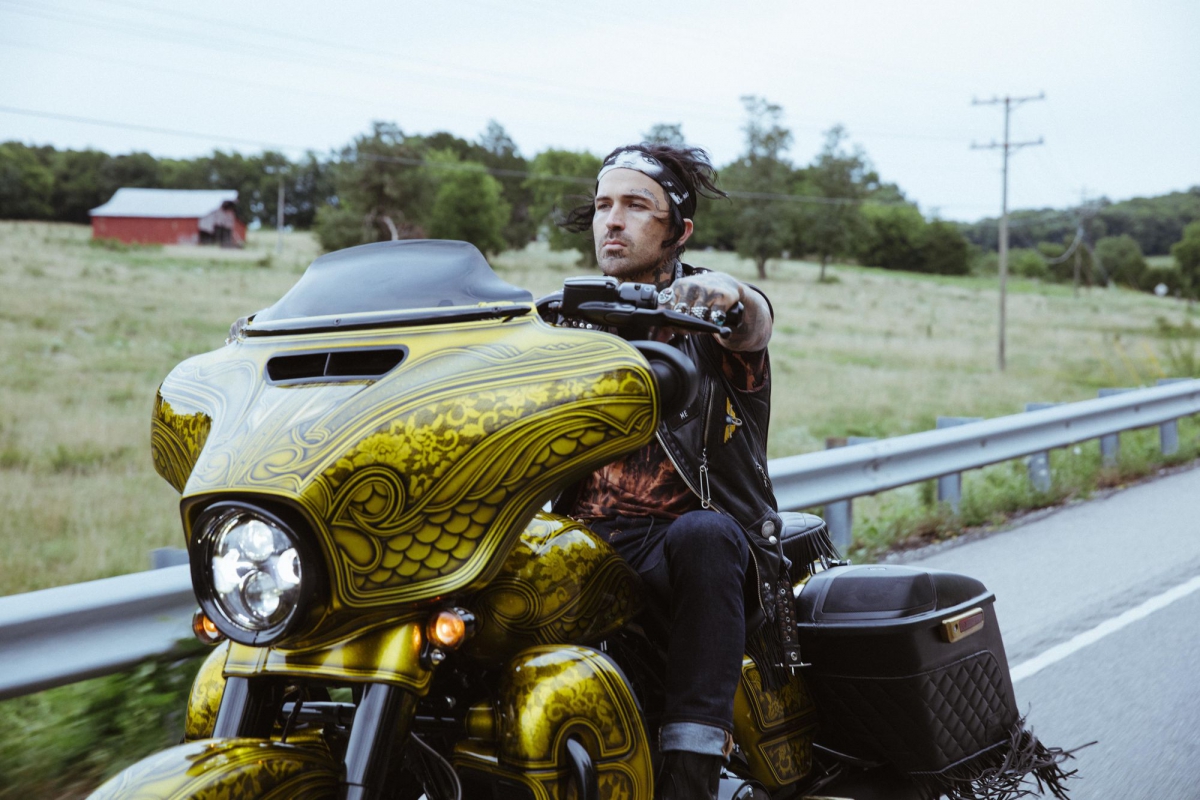 Yelawolf на мотоцикле