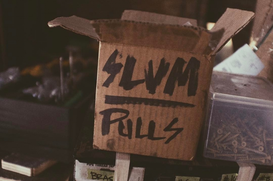 Yelawolf опубликовал в инстаграме много фотографий с недавней вечеринки его друга Rambo Cambo, а также с подготовки своего магазина к открытию